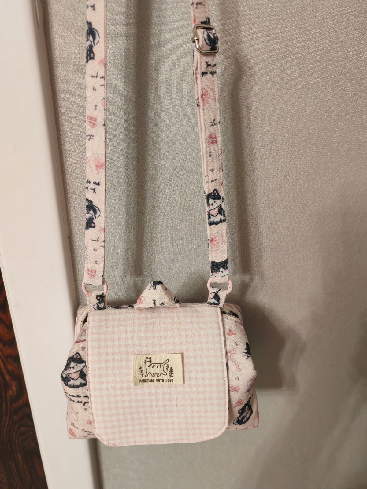 Bolso bandolera acolchado a mano con estampado de gatos