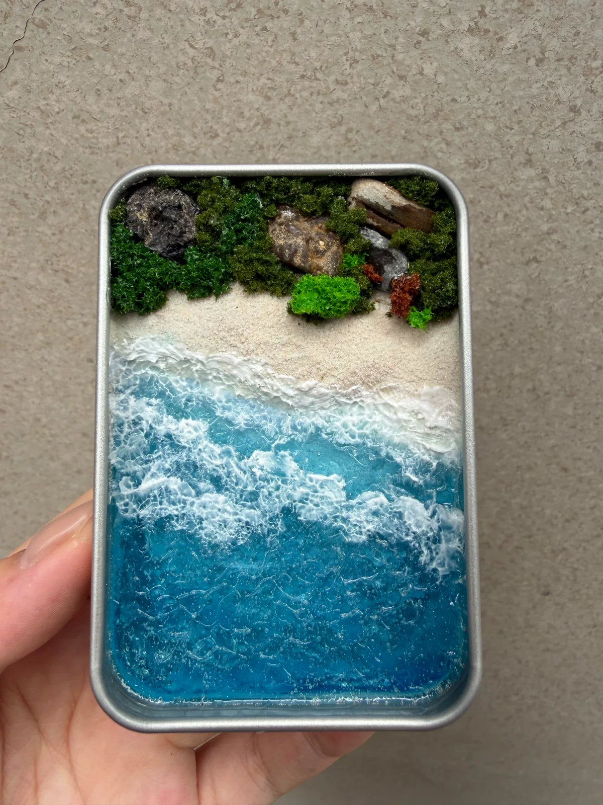 Handgefertigtes Miniatur-Stranddiorama in Metalldose
