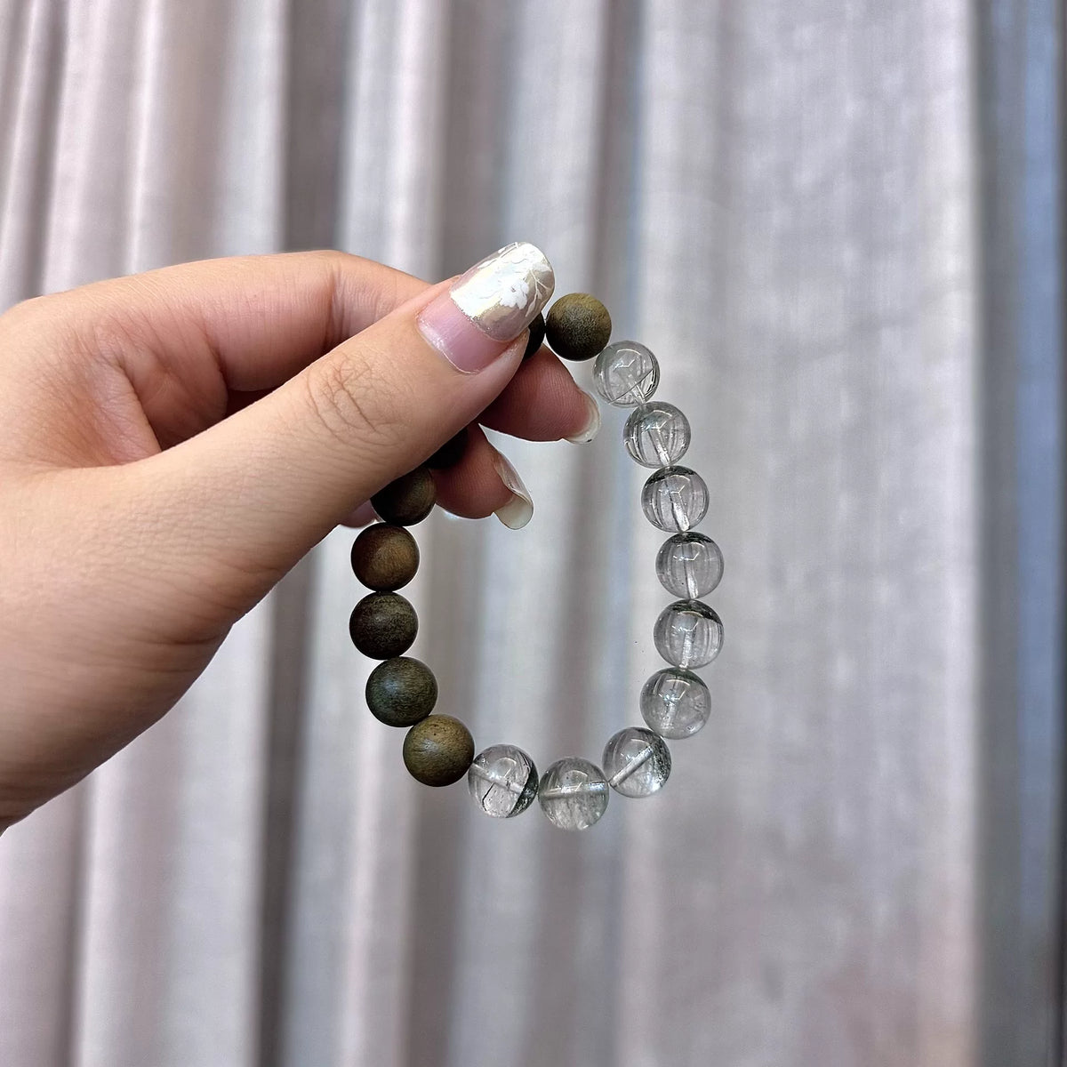 Perlenarmband aus grünem Phantomquarz und Sandelholz