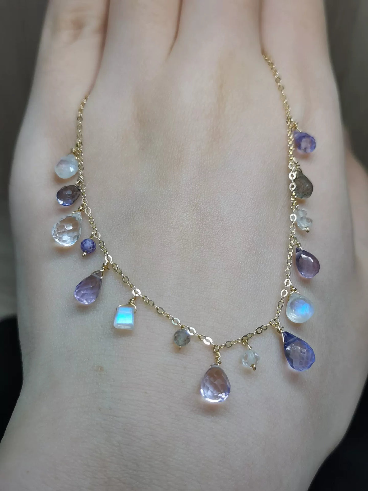 Justerbart armband i guldfyllt med ädelstenar