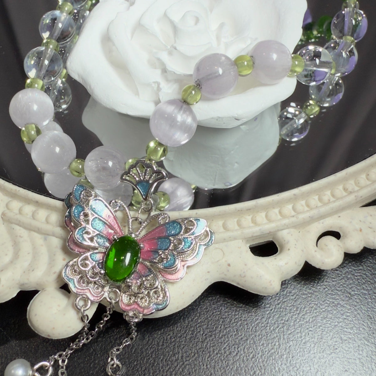 Collier papillon en argent et émail avec perles