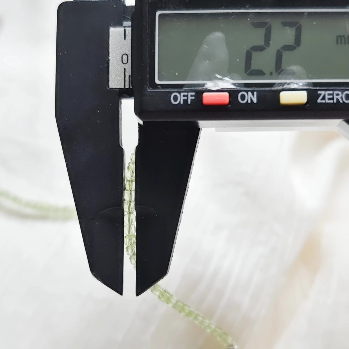 Colar de Peridoto com Conta de Laca Feito à Mão