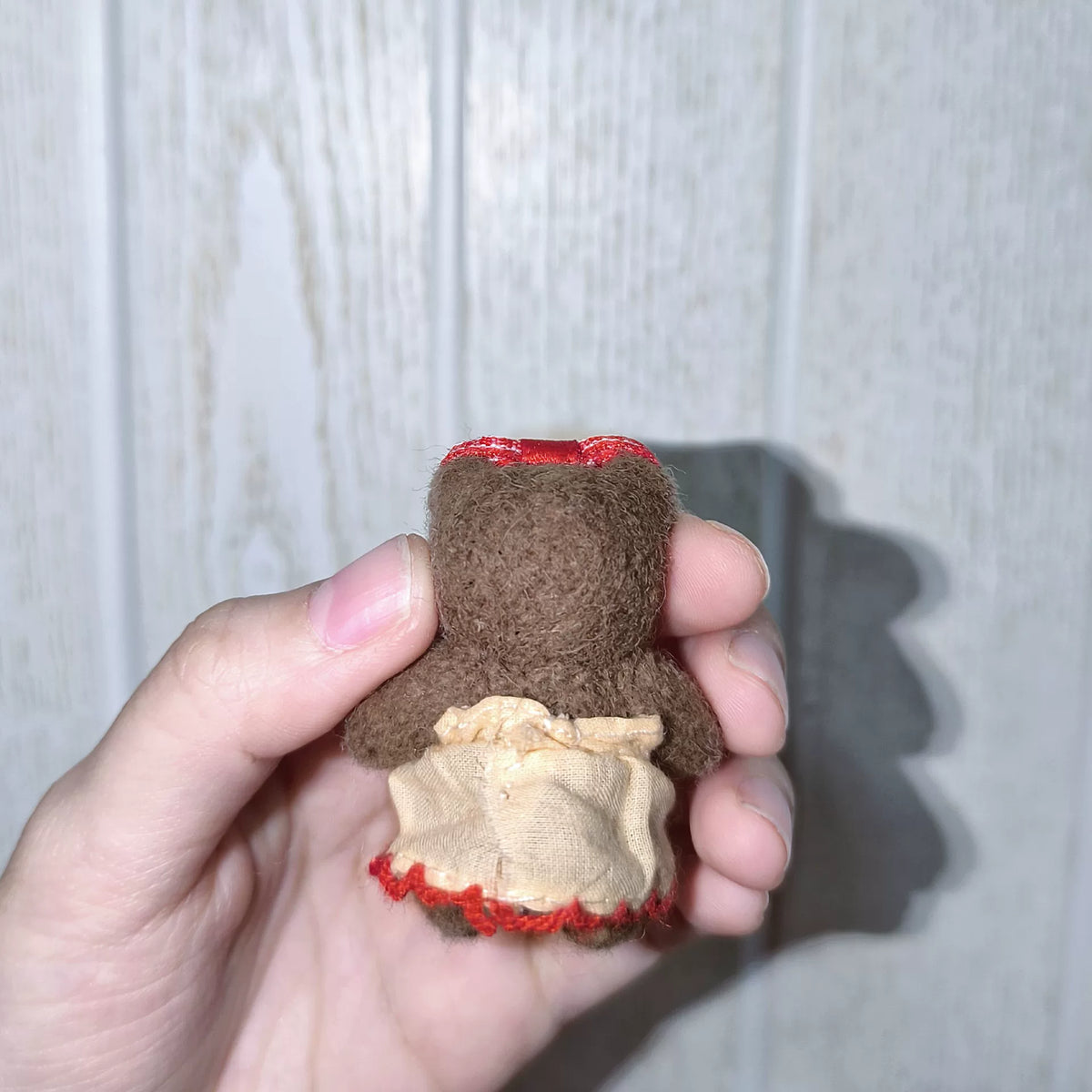 Ciondolo peluche Cherry Bear in feltro di lana fatto a mano