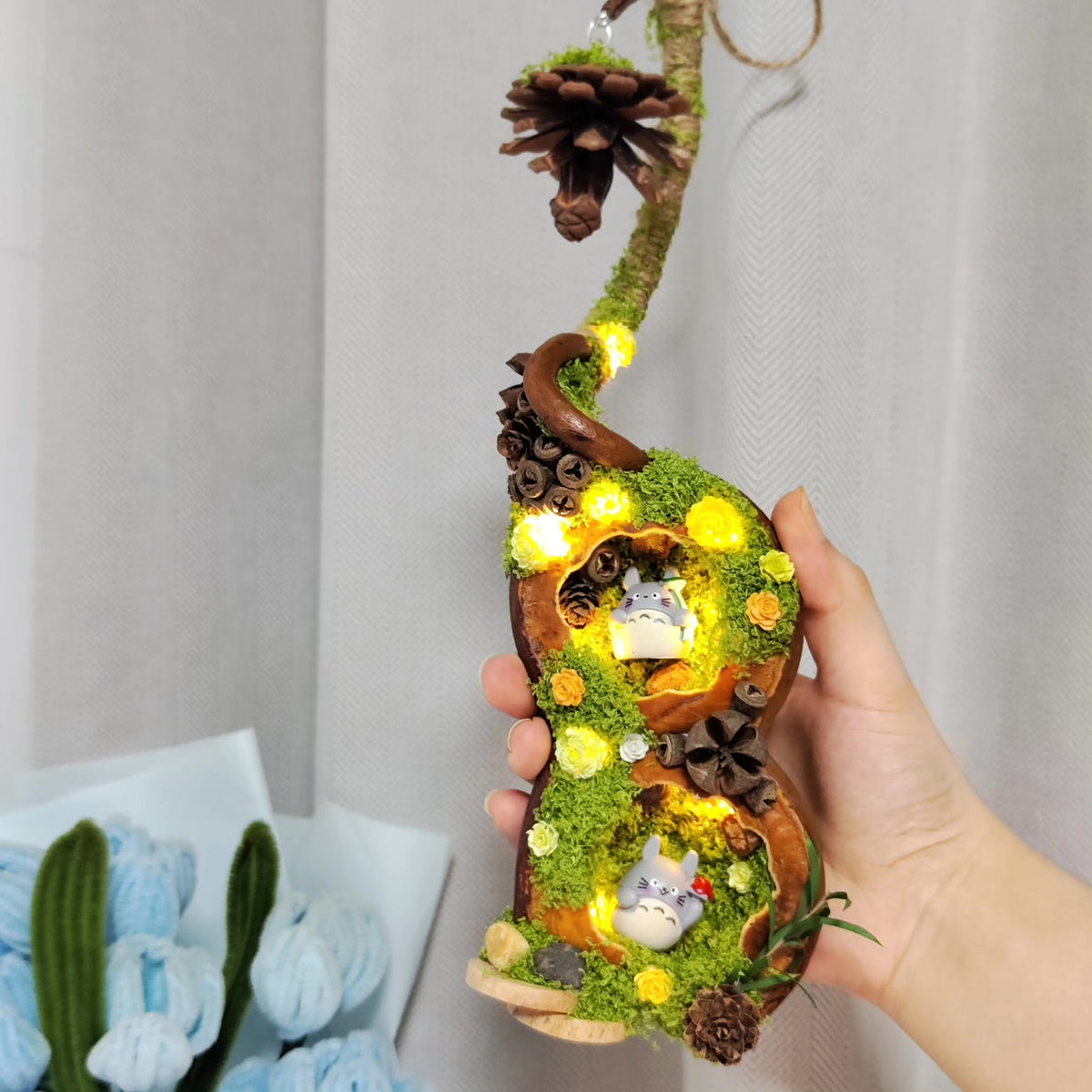 Ornement en gousse d'Entada artisanal avec mousse