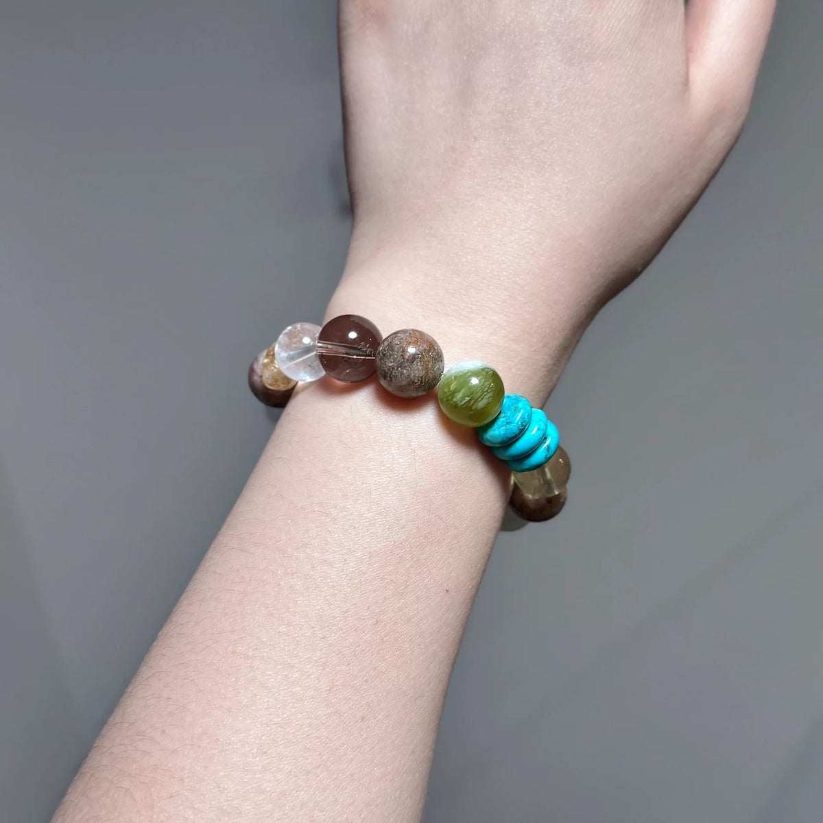Bracciale con perline in pietre miste
