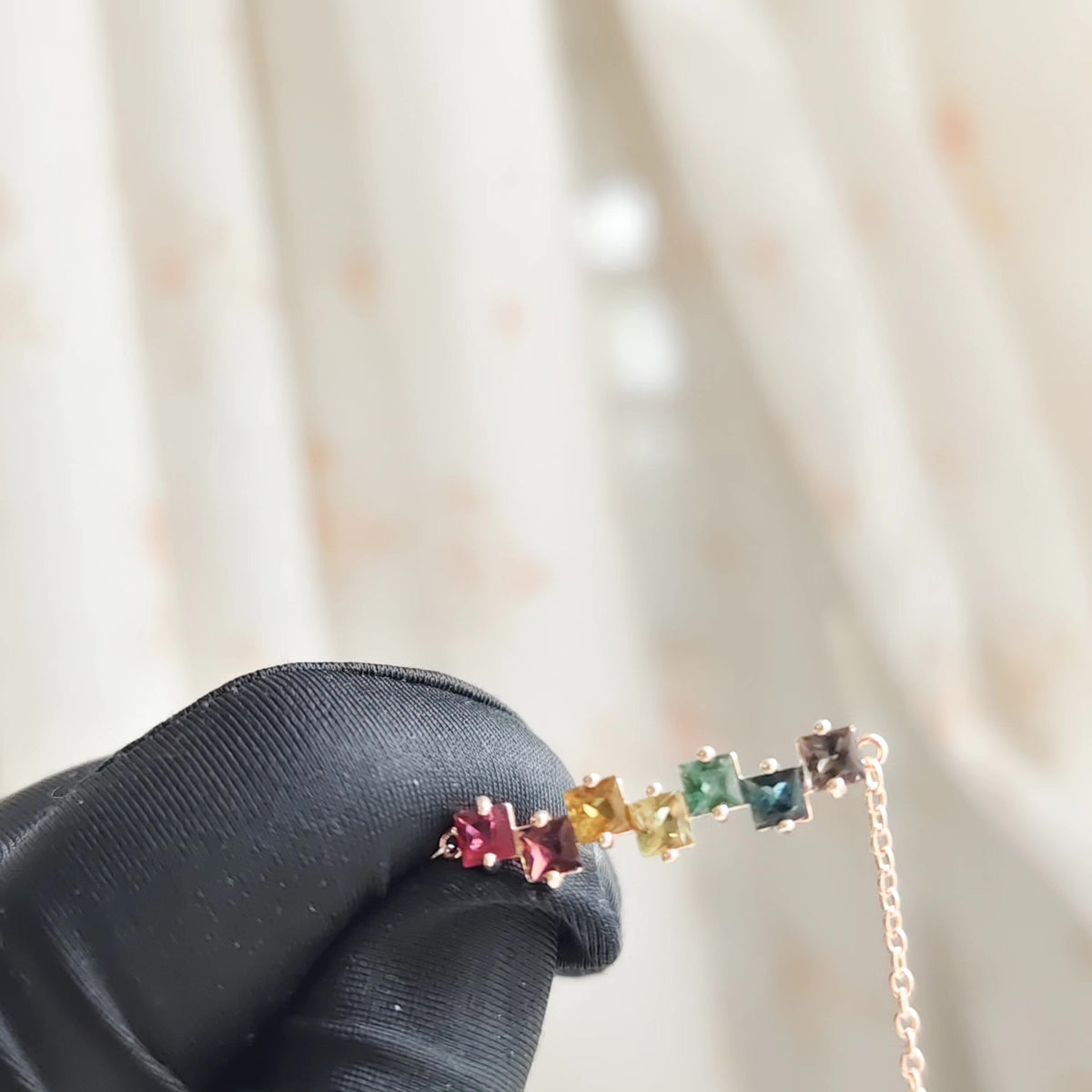 Armband med regnbågsturmalin i kvadrat, rosguld