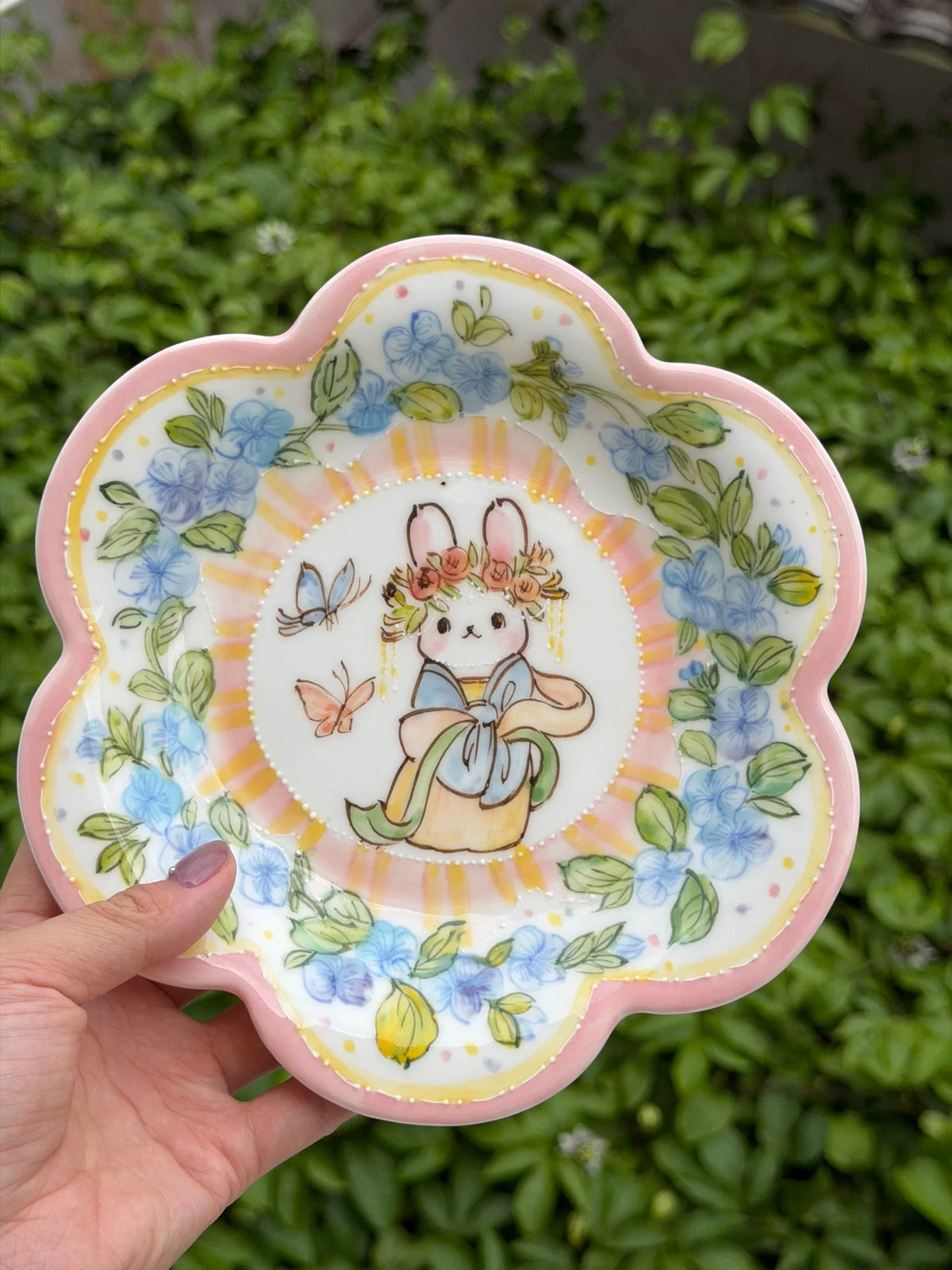 Piatto in ceramica con coniglio floreale dipinto a mano