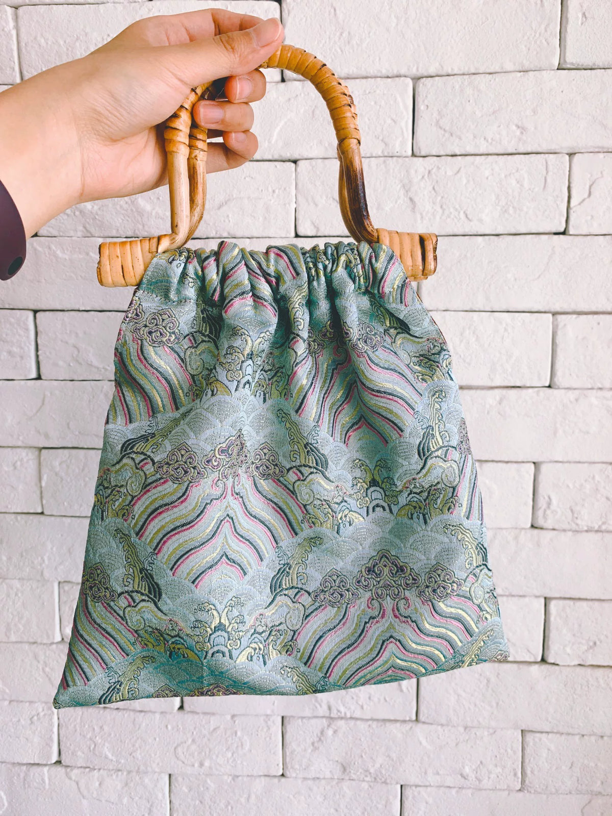 Bolsa de Mão em Tecido Artesanal com Alças de Bambu