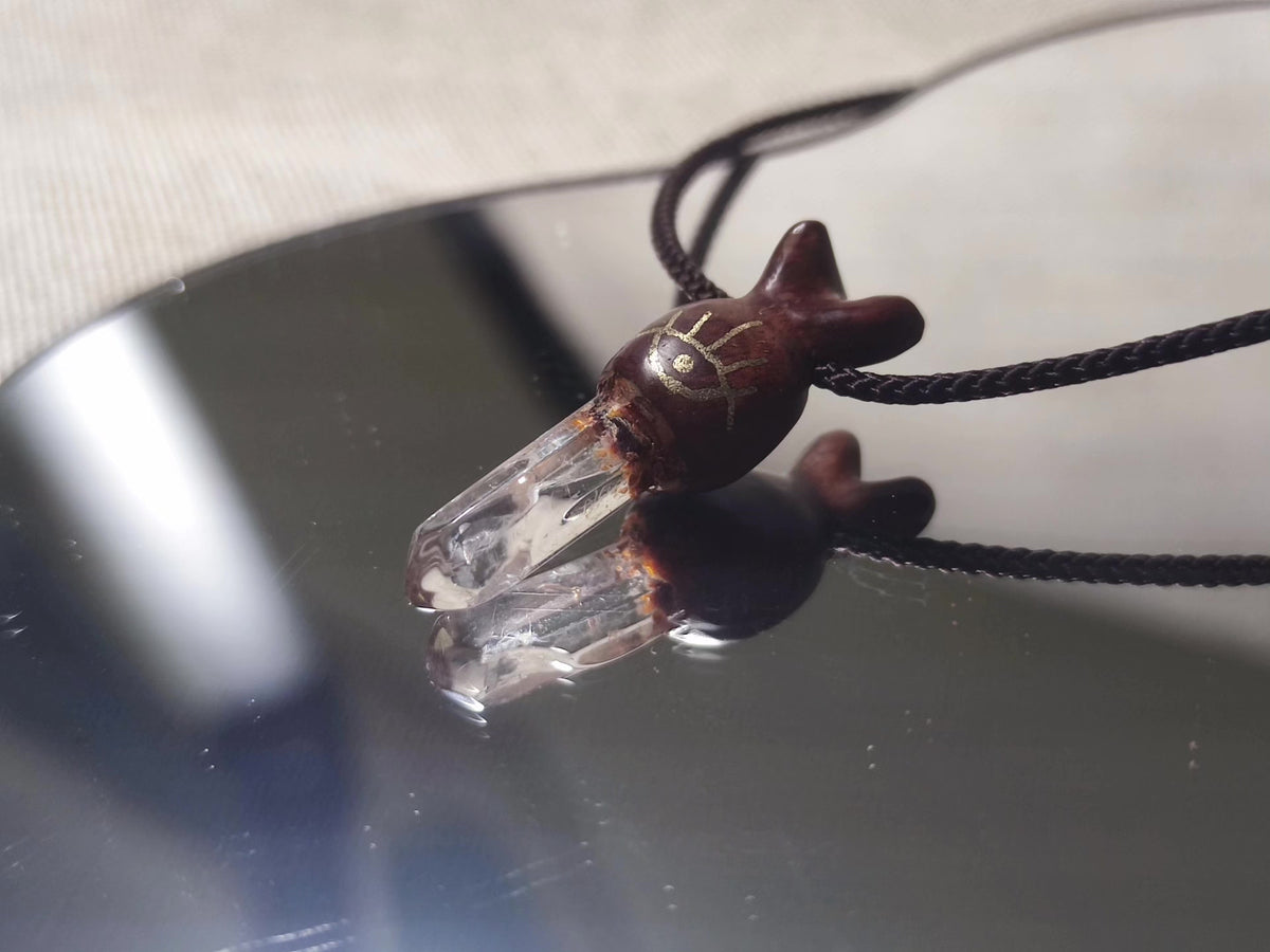 Pendente de Cristal de Quartzo Branco com Chapéu de Duende em Sândalo