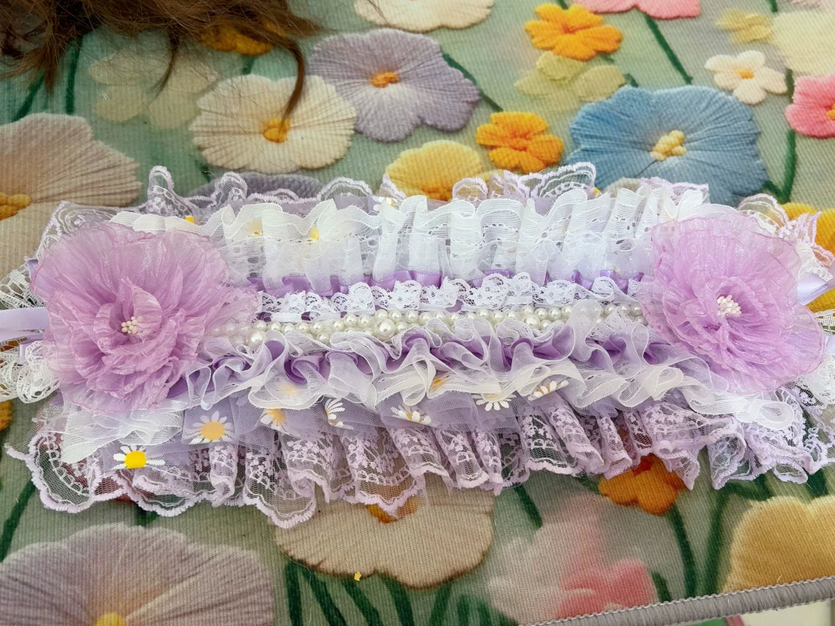 Diadema Lolita con Encaje, Perlas y Flores en Lavanda