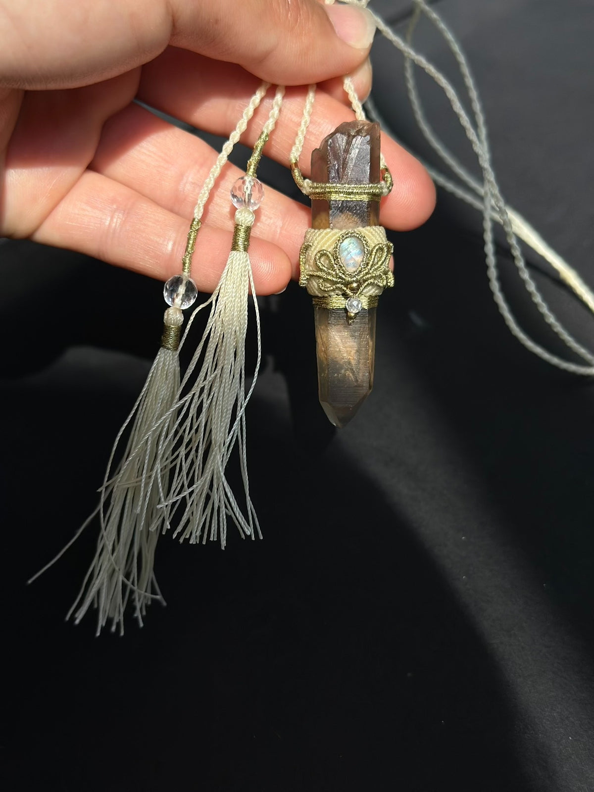 Collar de macramé con punta de cristal de cuarzo ahumado