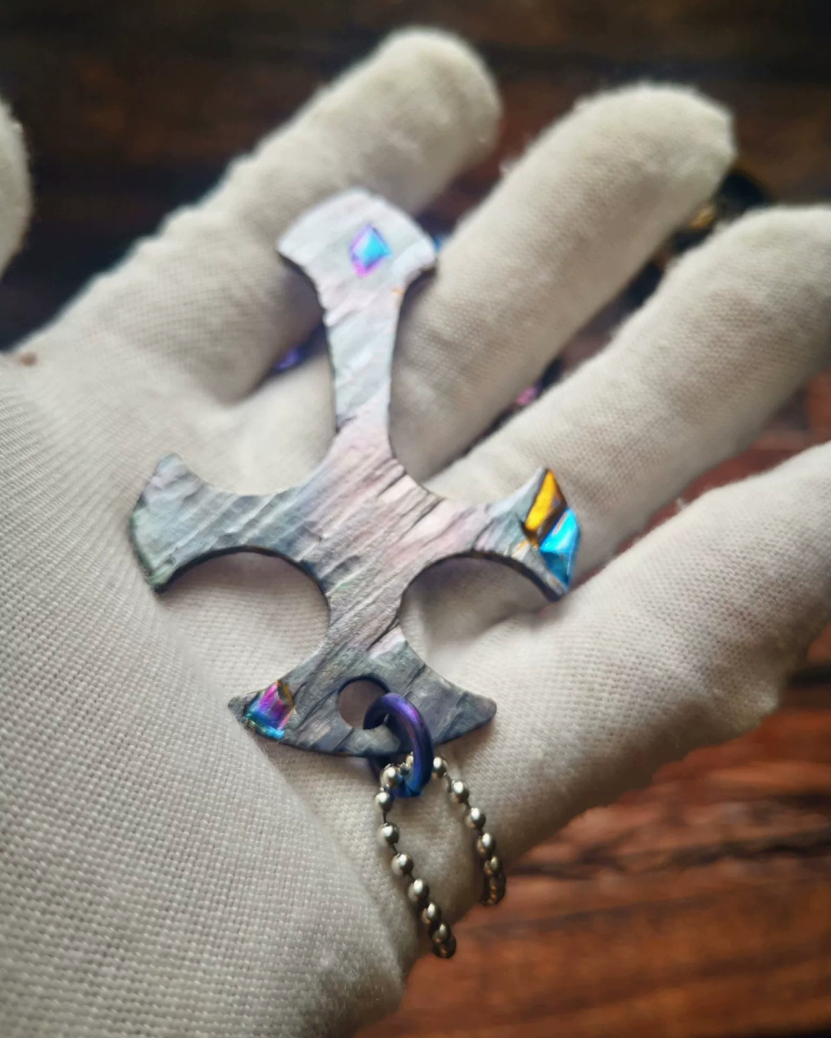 Pendentif en alliage de titane sculpté à la main