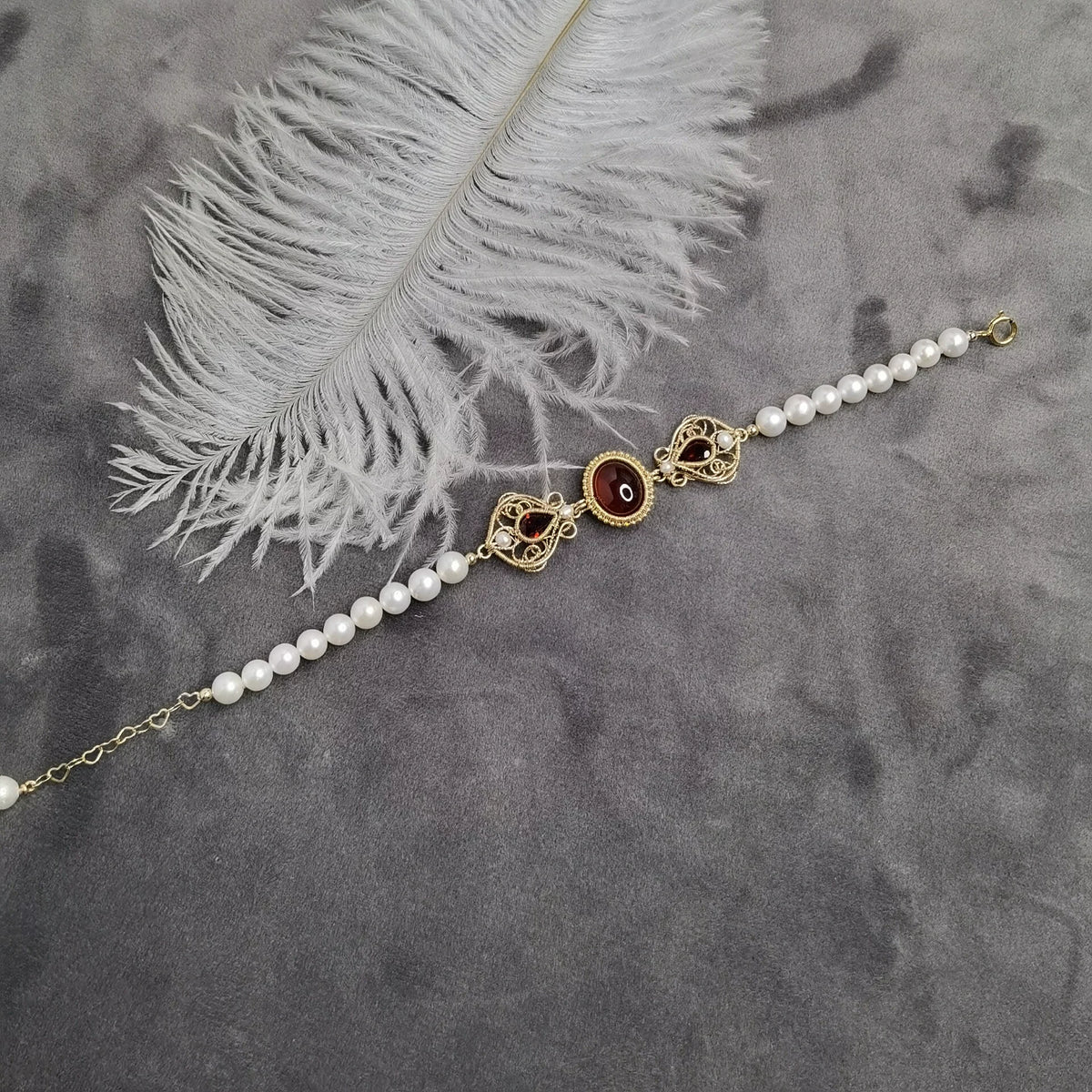 Pulsera artesanal de granate y perlas con alambre
