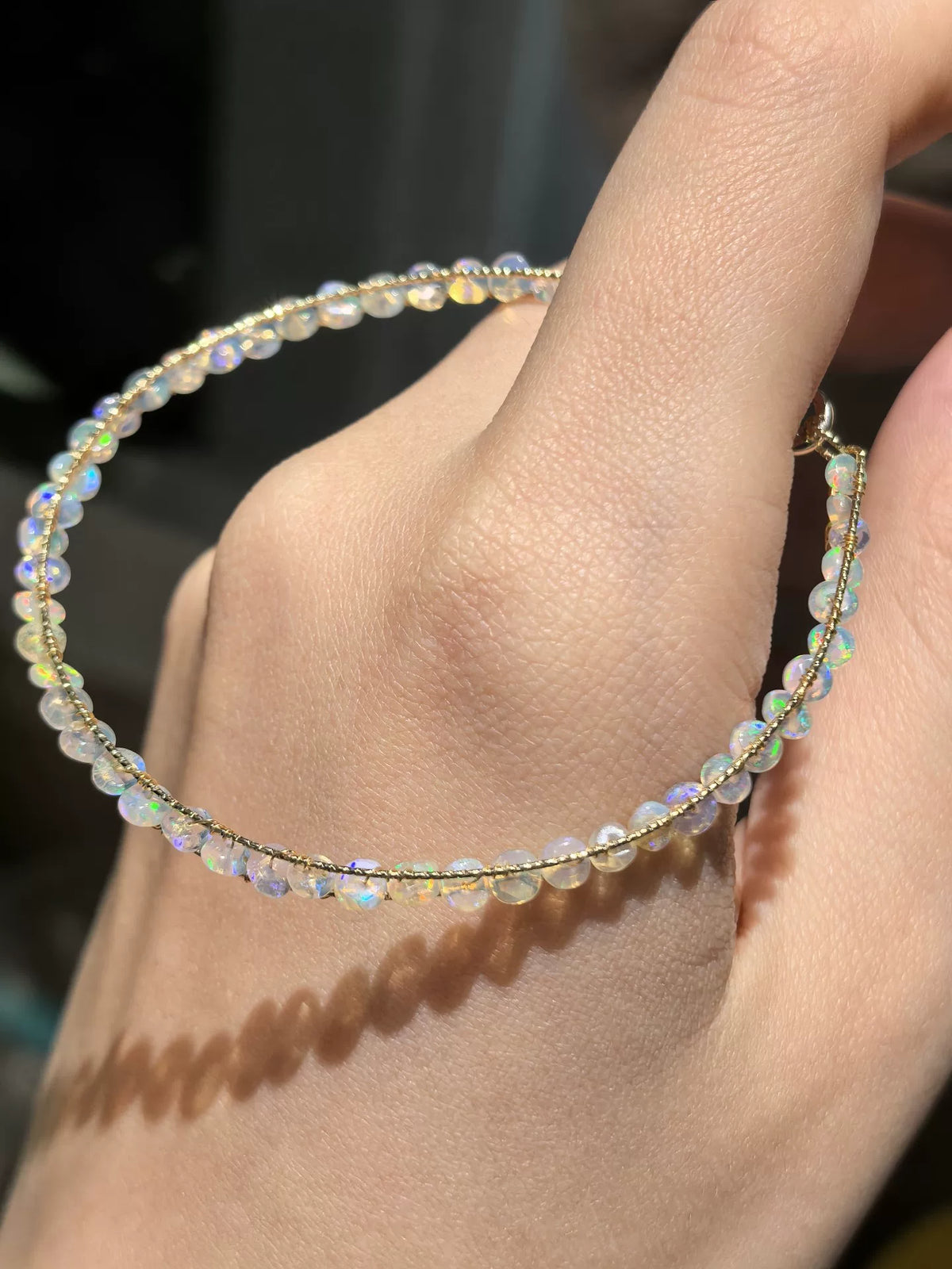 Handgjort armband med vita opaler