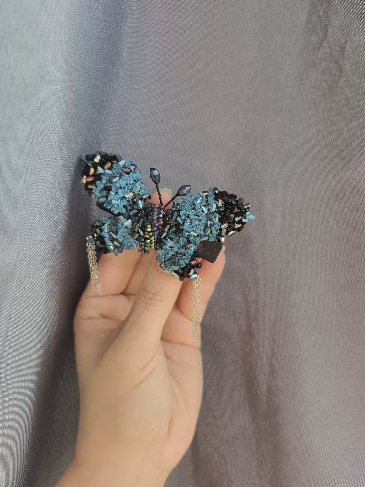 Pince à cheveux papillon pavée bleu et noir