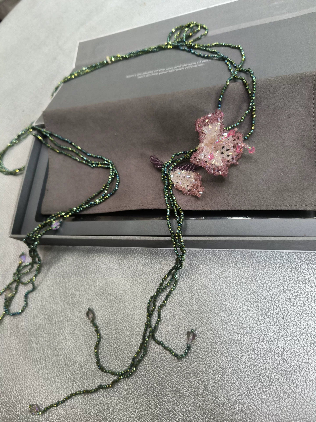 Halskette mit grünen Perlen und Kristallblumen