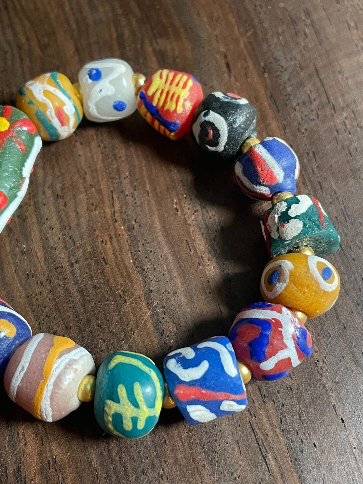 Bracelet en perles de troc africaines peint à la main