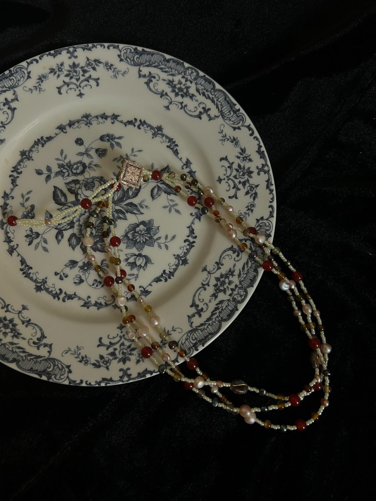 Collar vintage de capas con perlas y cuentas checas