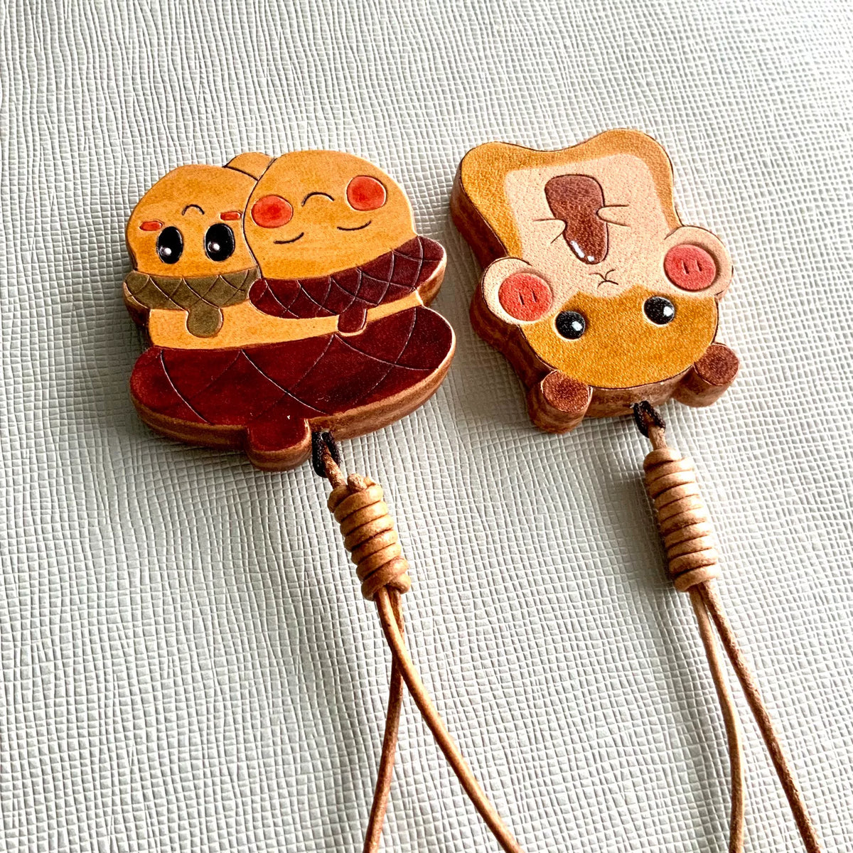 Charm de Couro de Esquilo e Bolota Esculpido à Mão
