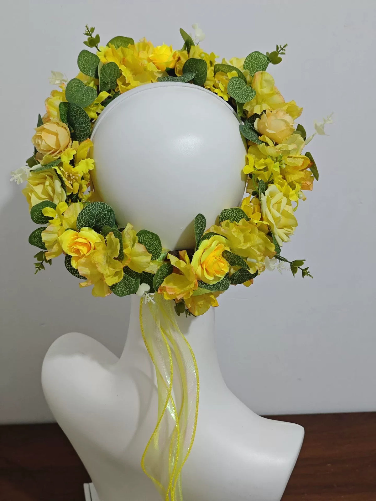 Blomsterkrans med guldgula rosor i skogsdesign