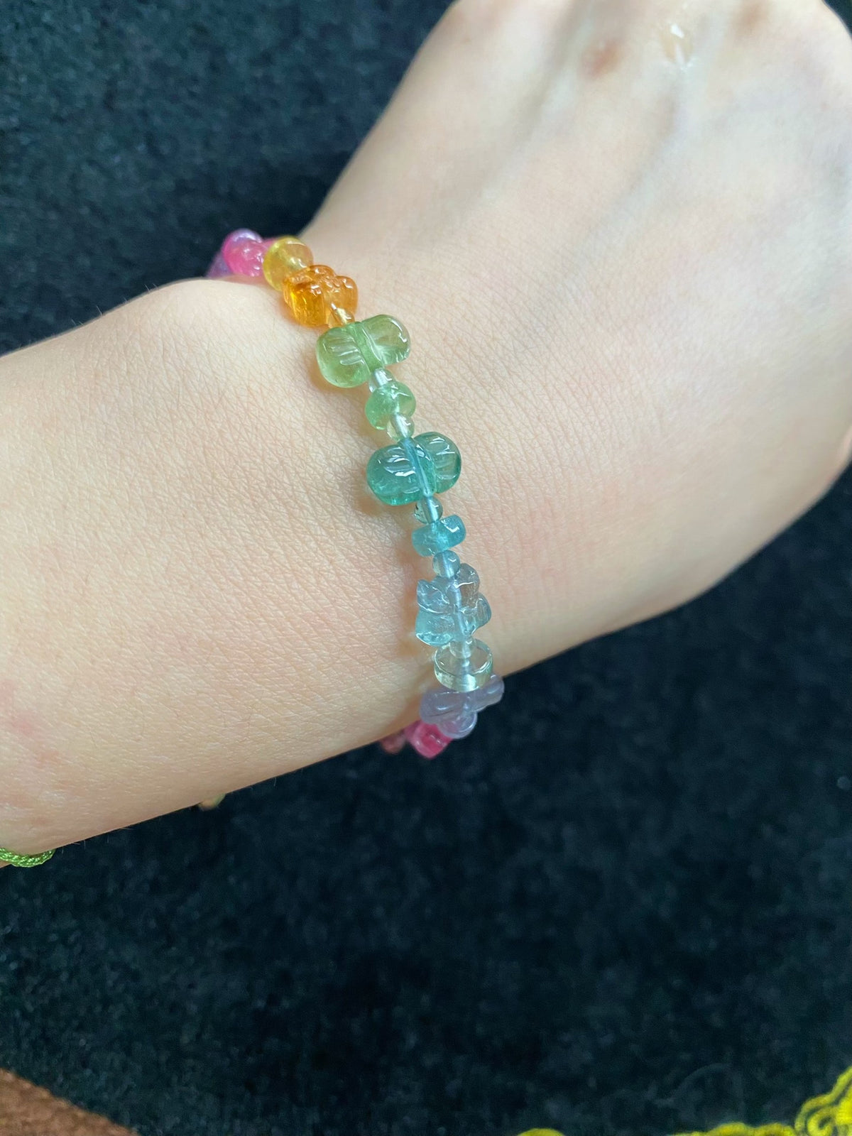 Pulsera de mariposa de turmalina arcoíris