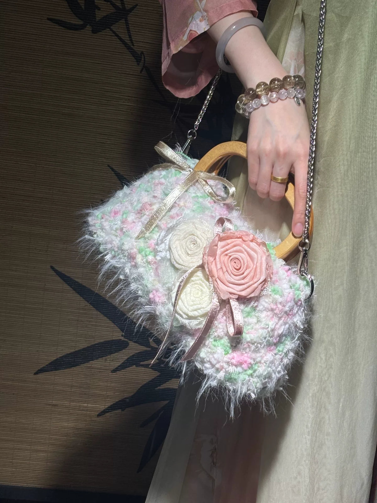 Sac à poignée en crochet avec applique de rose