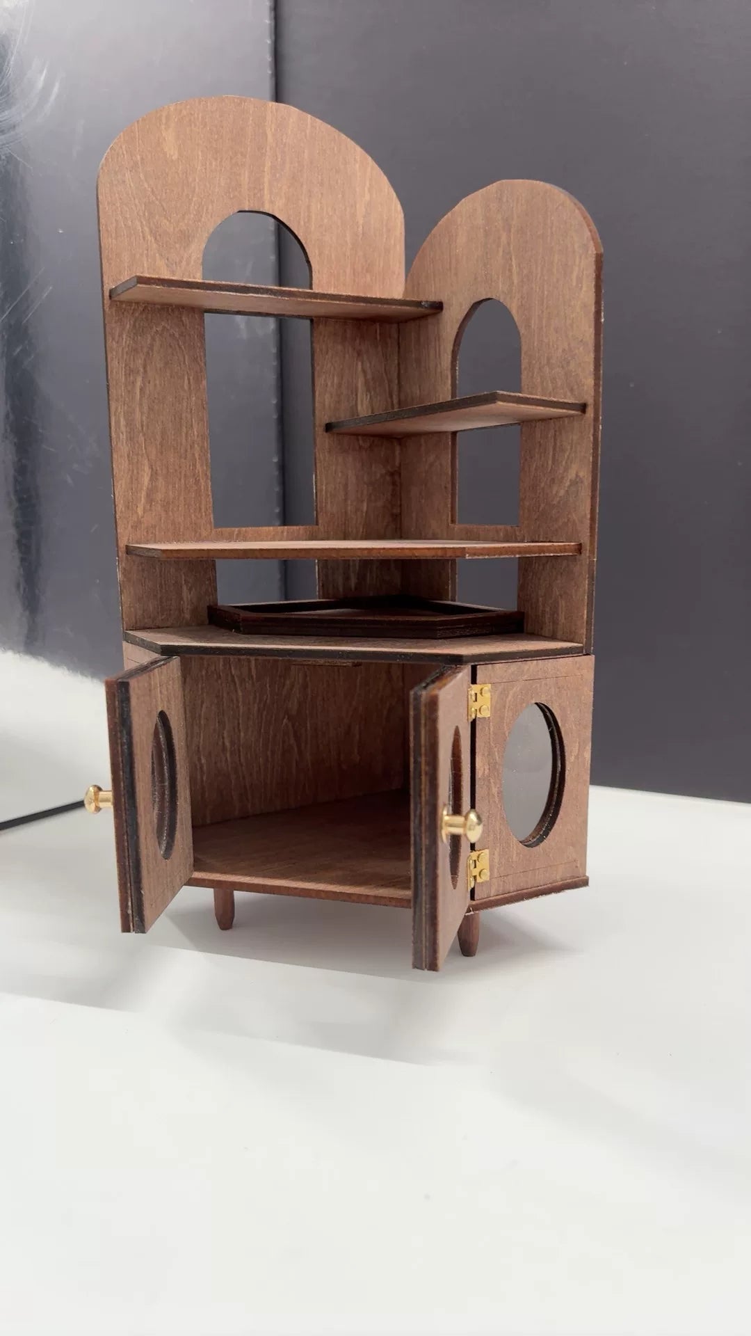 Miniatuur Houten Hoekkast met Gebogen boven