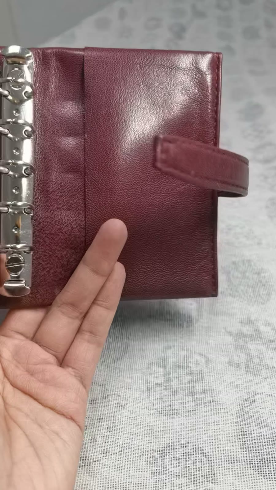 Raccoglitore ad anelli in pelle di capra cerata oxblood