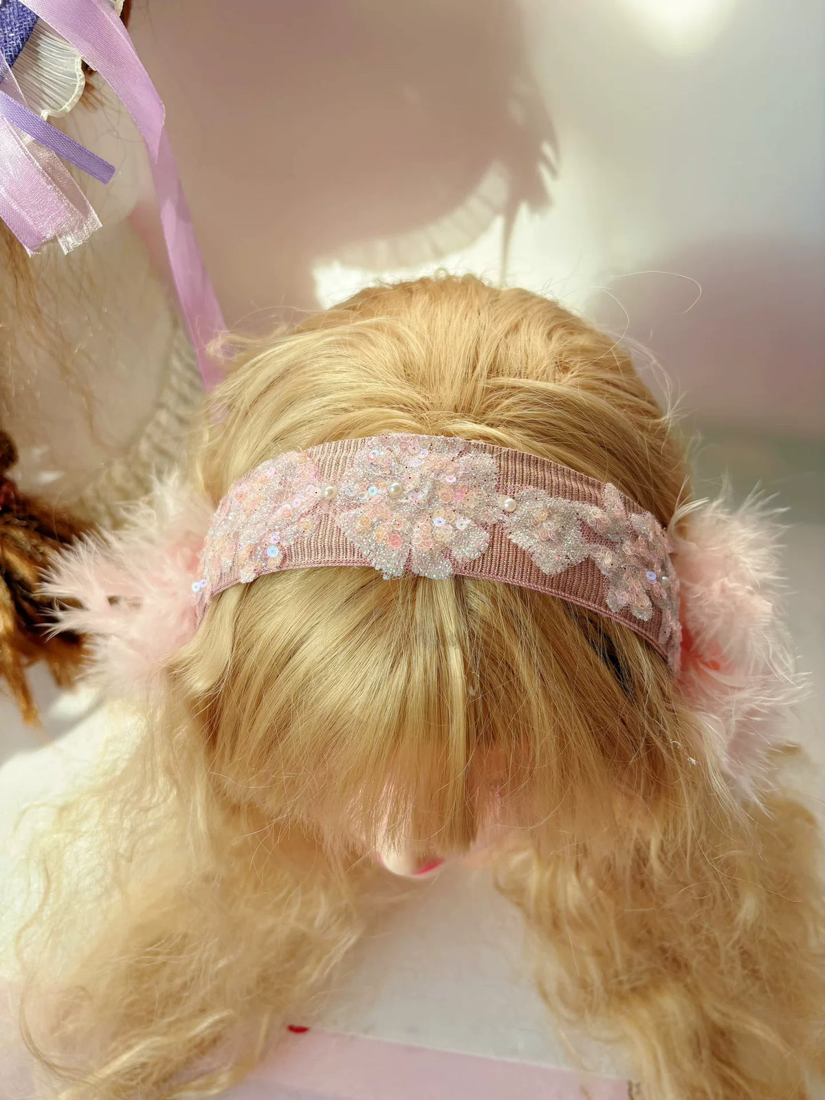 Diadema artesanal de encaje y plumas rosa Lolita