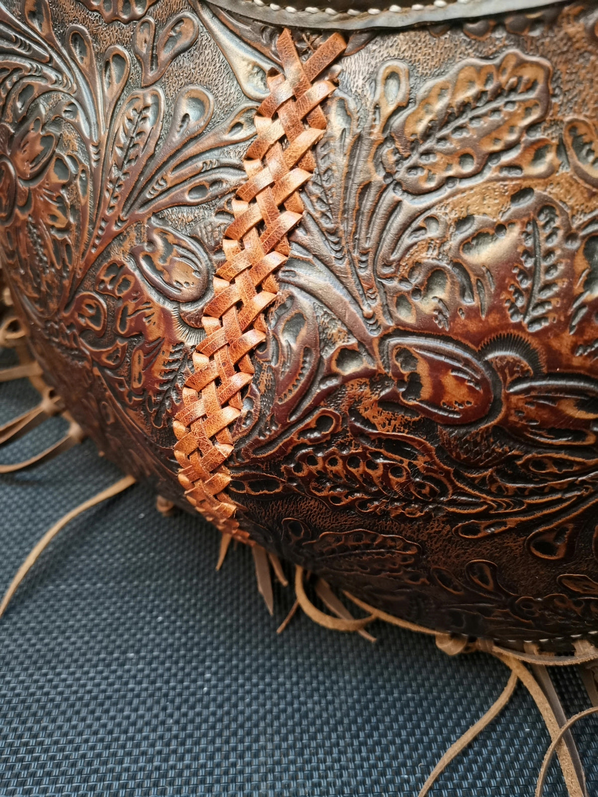 Borsa a tracolla in pelle conciata vegetalmente con decorazione floreale