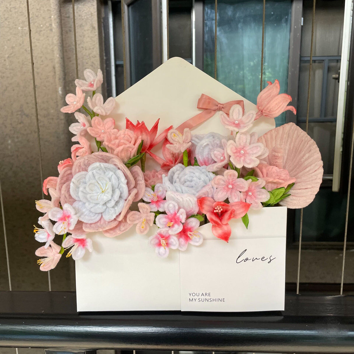 Rosa Chenilledraht-Blumen-Briefumschlag-Box
