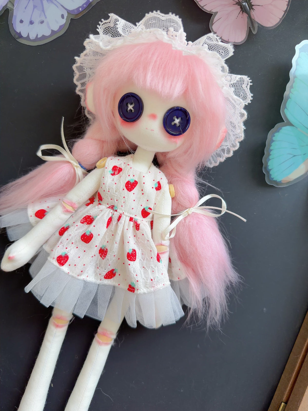 Handgefertigte Stoffpuppe mit Erdbeerkleid