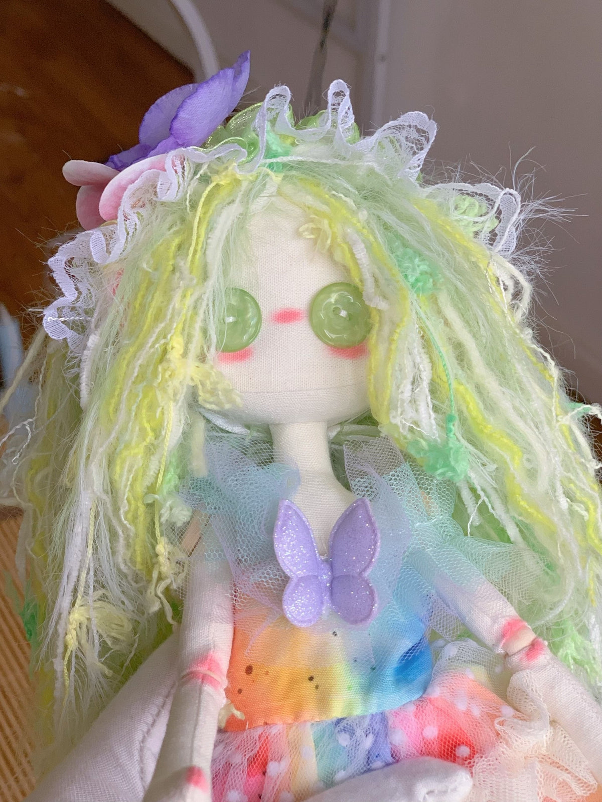 Muñeca de tela artesanal de fantasía con hilo pastel