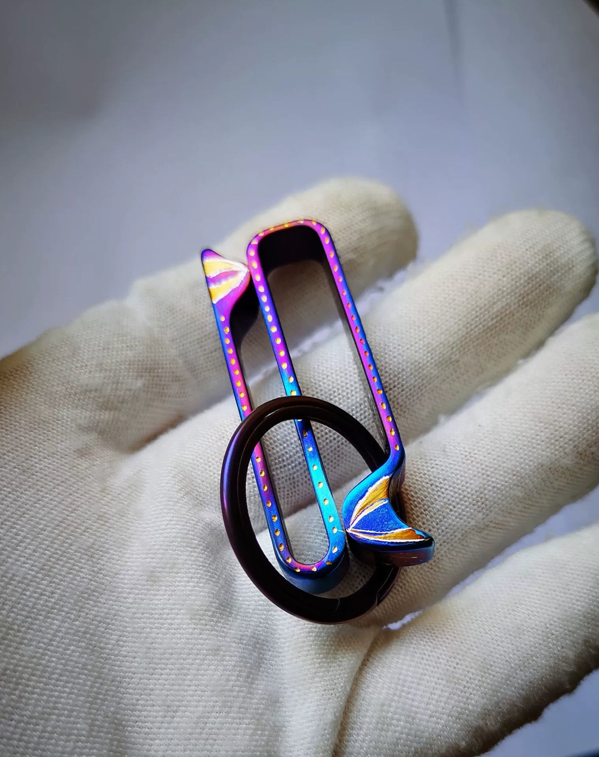 Nyckelring i titanlegering med iriserande anodiserad finish