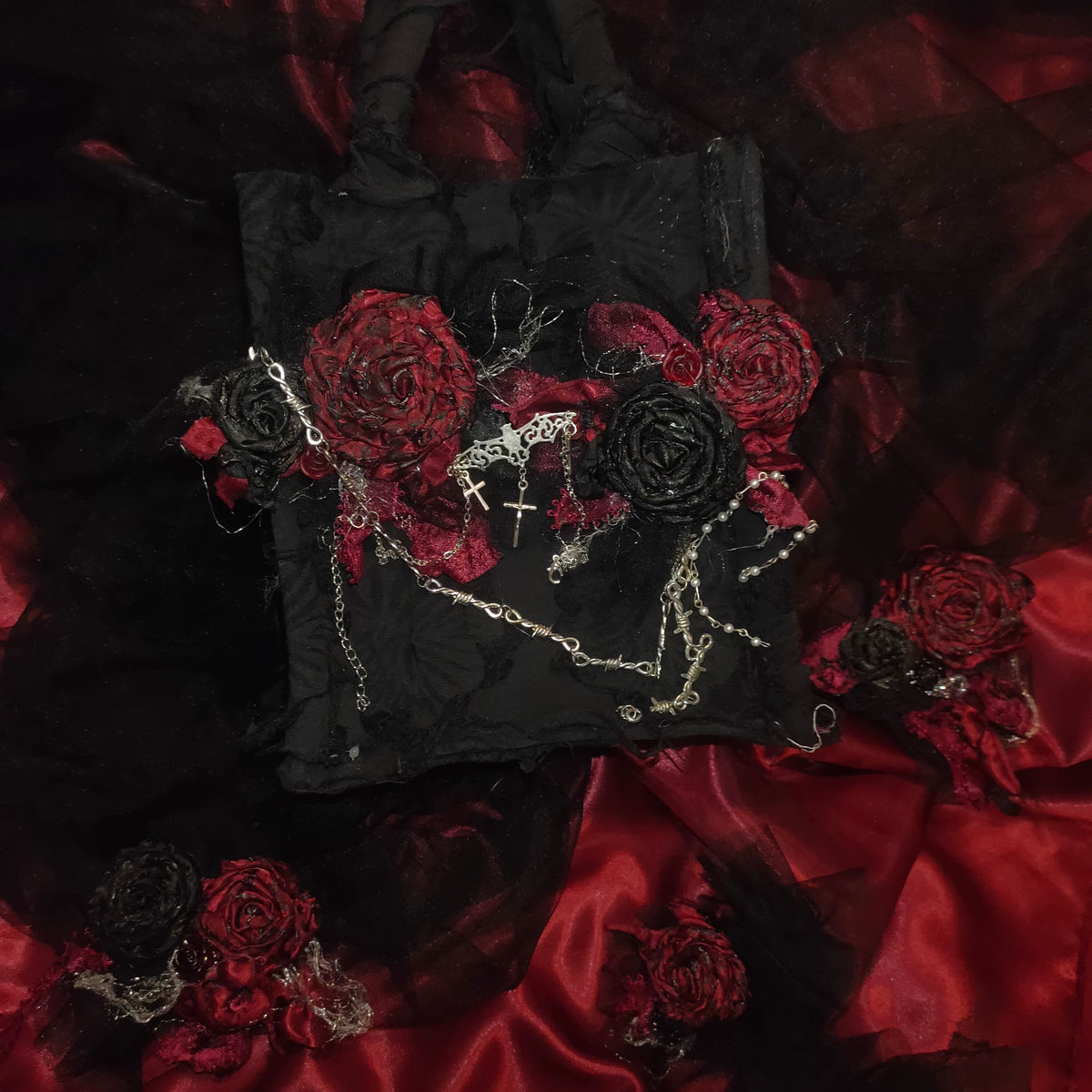 Borsa tote gotica artigianale con rose rosse in tessuto