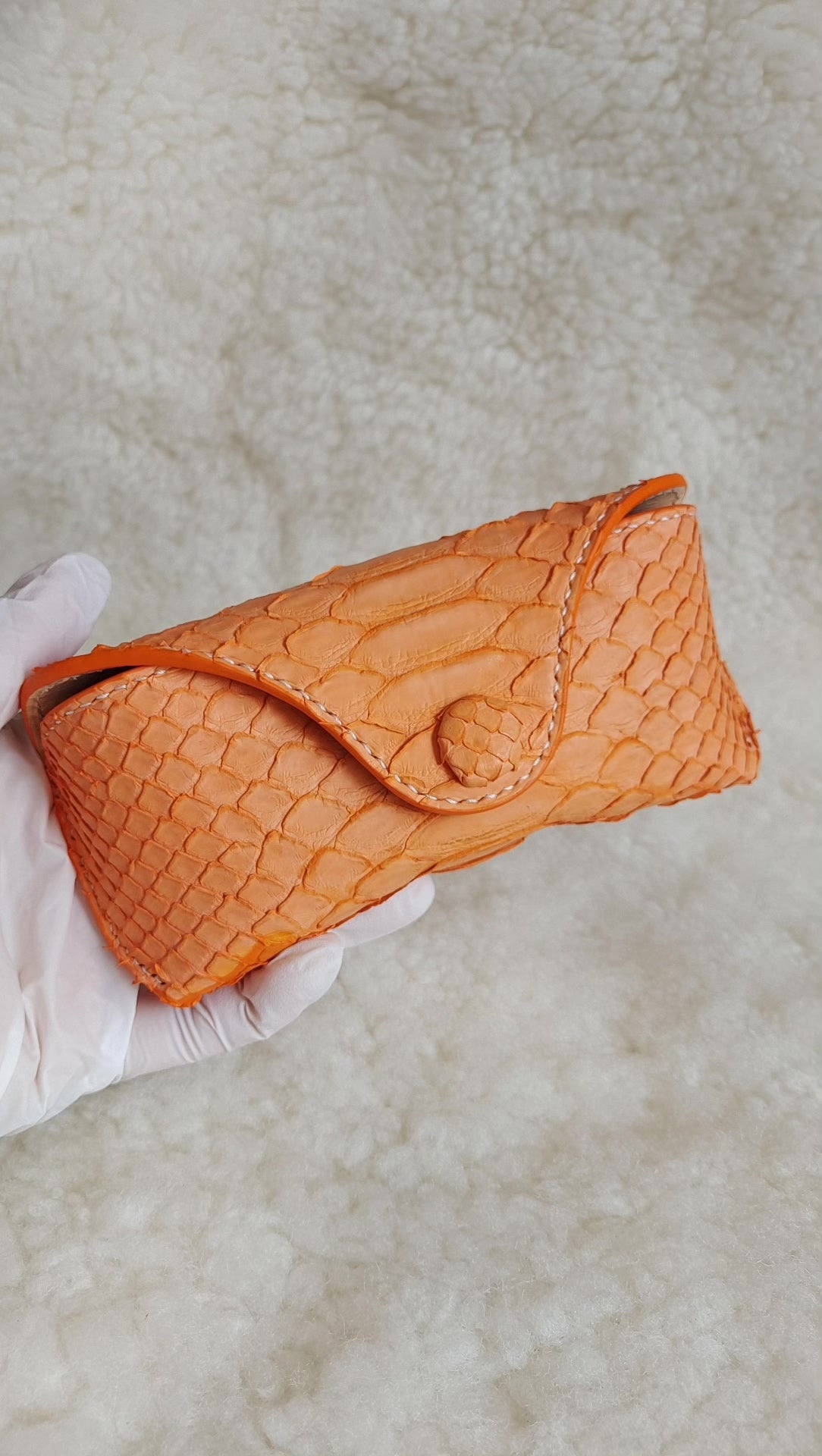 Brillenetui aus orangem Leder mit Drachenhautstruktur