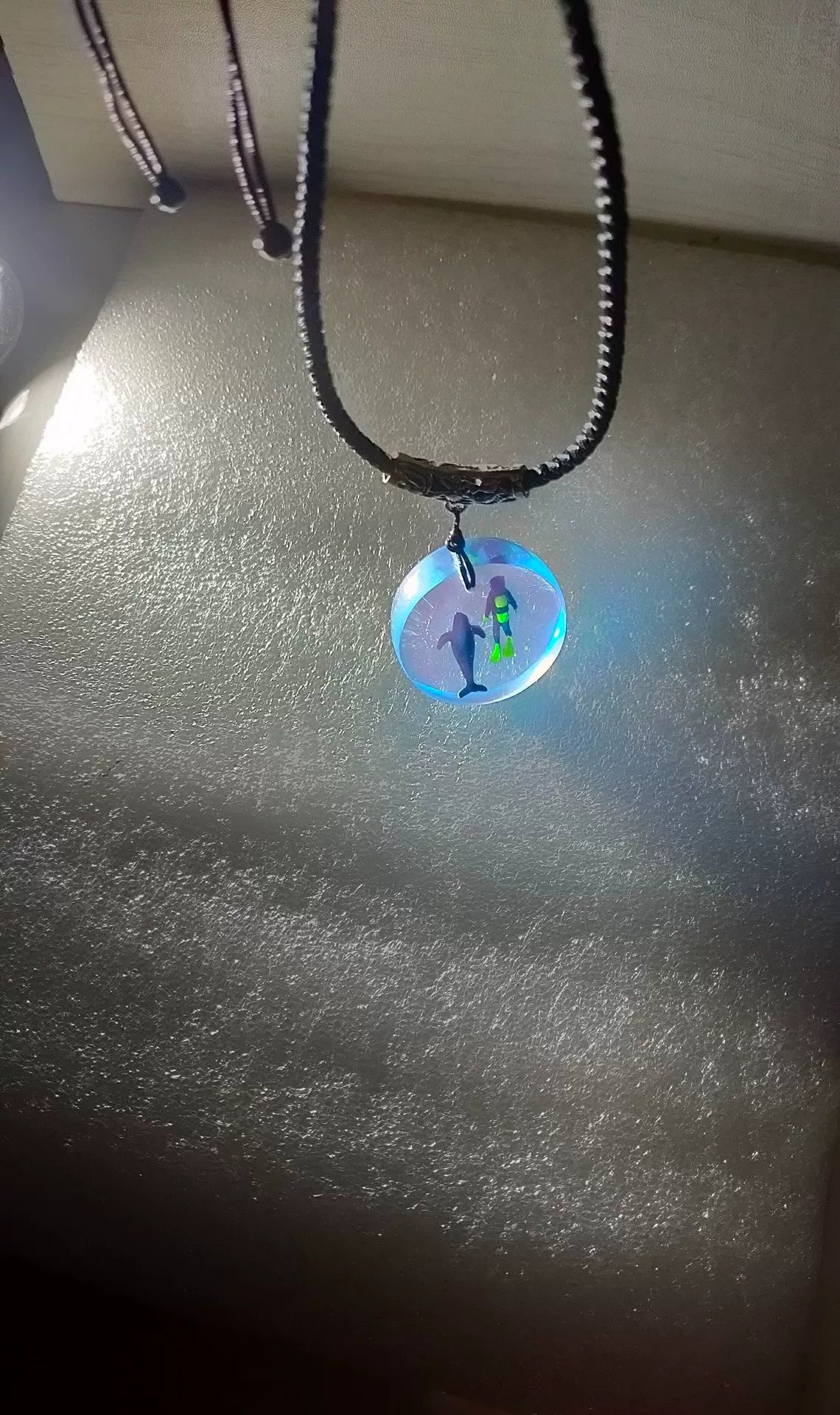 Collar con colgante de ballena y buzo azul luminoso