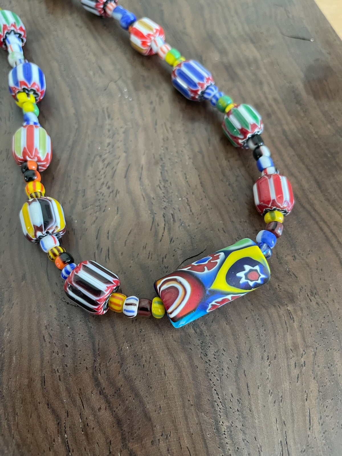 Collier en perles de verre millefiori, pendentif tonneau 45 cm