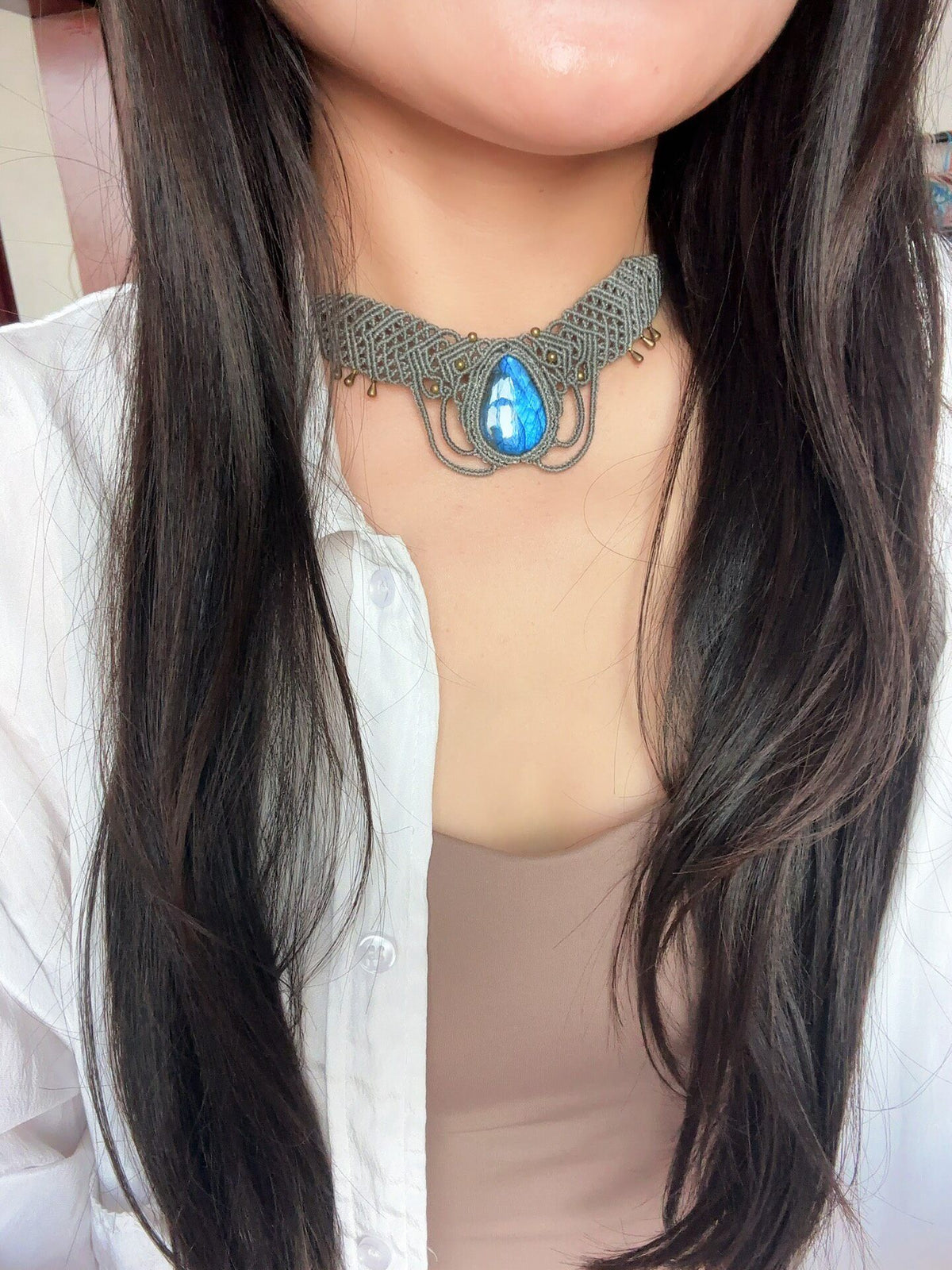 Colar Gargantilha de Macramé com Labradorite Azul em Gota Feito à Mão