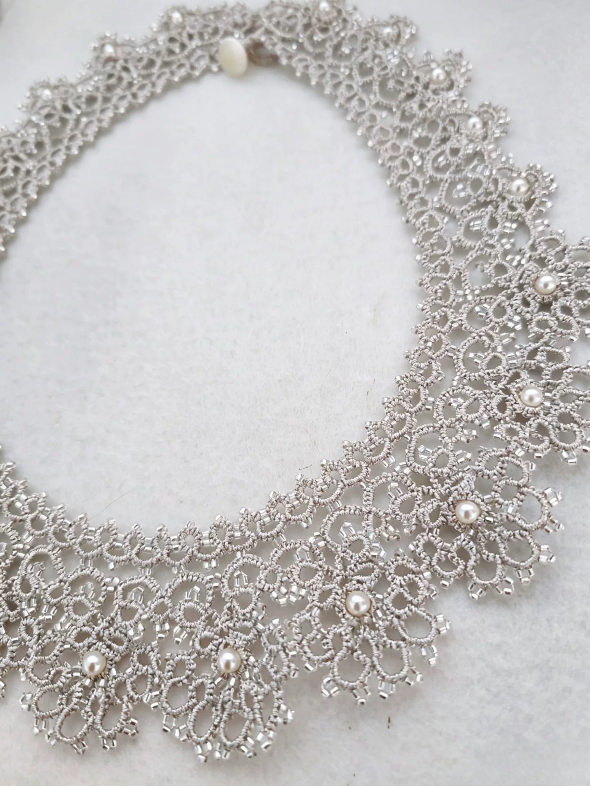 Collana con perle in pizzo chiacchierino a tre livelli