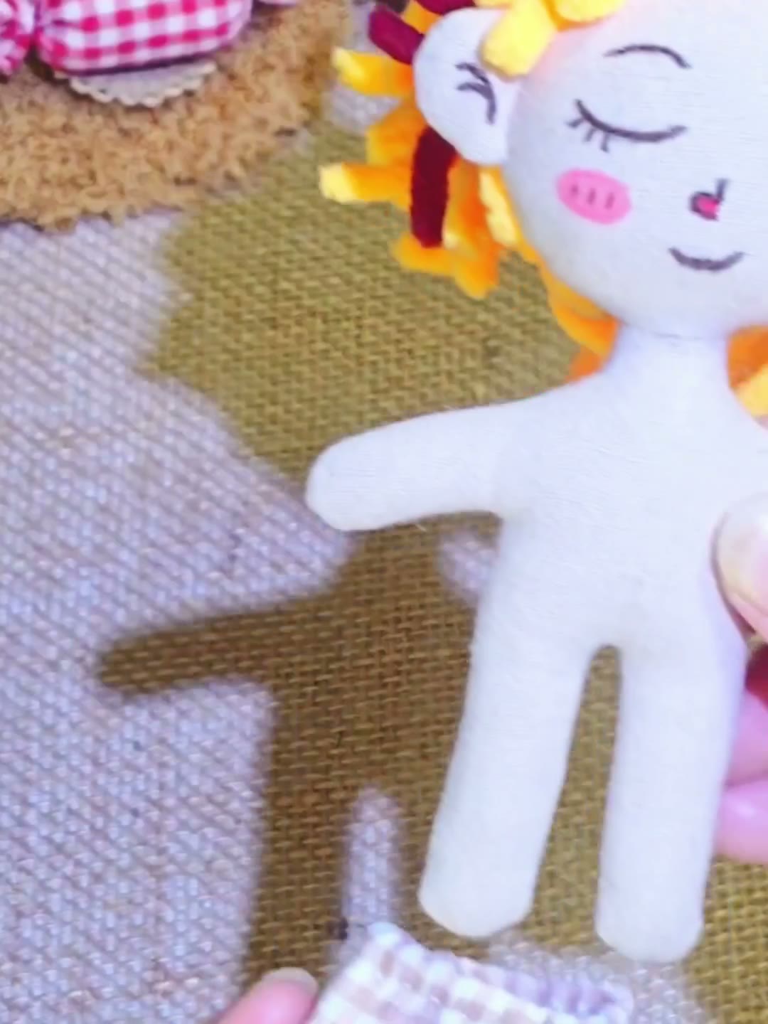Chaveiro de Boneca de Tecido Artesanal com Cabelo Dorado