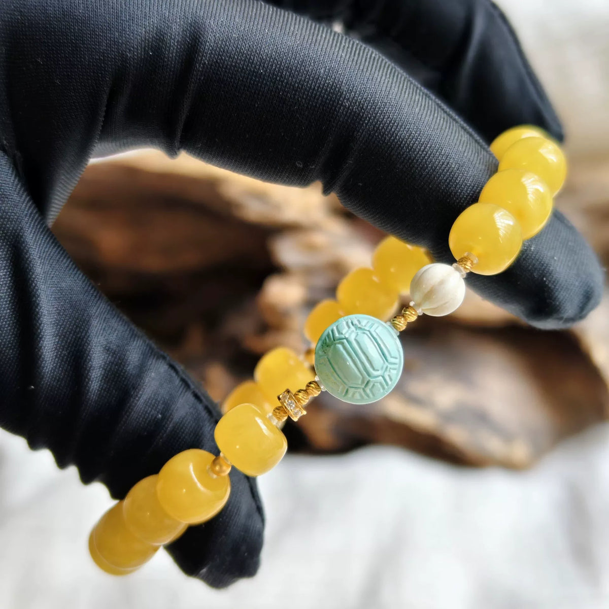 Pulseira de Contas de Âbar com Centro de Tartaruga em Turquesa