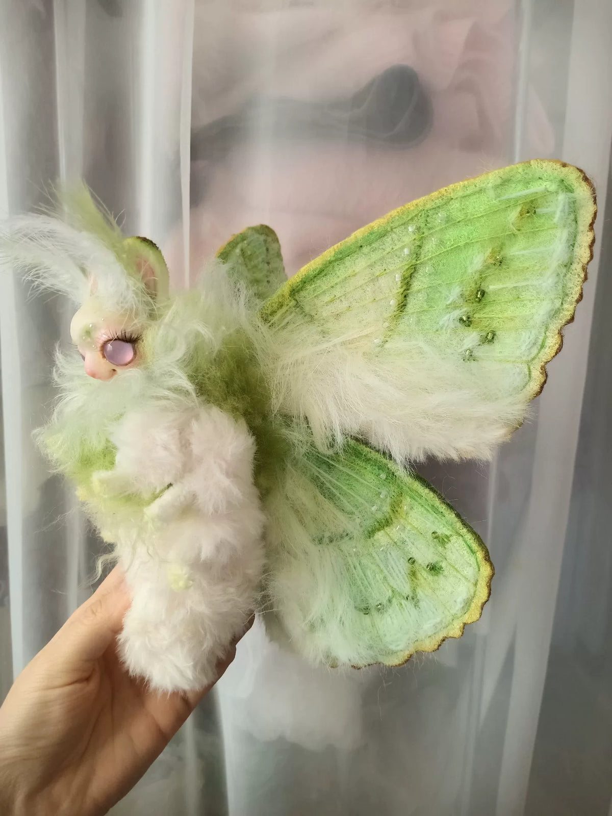 Poupée papillon fantastique en feutre et argile polymère