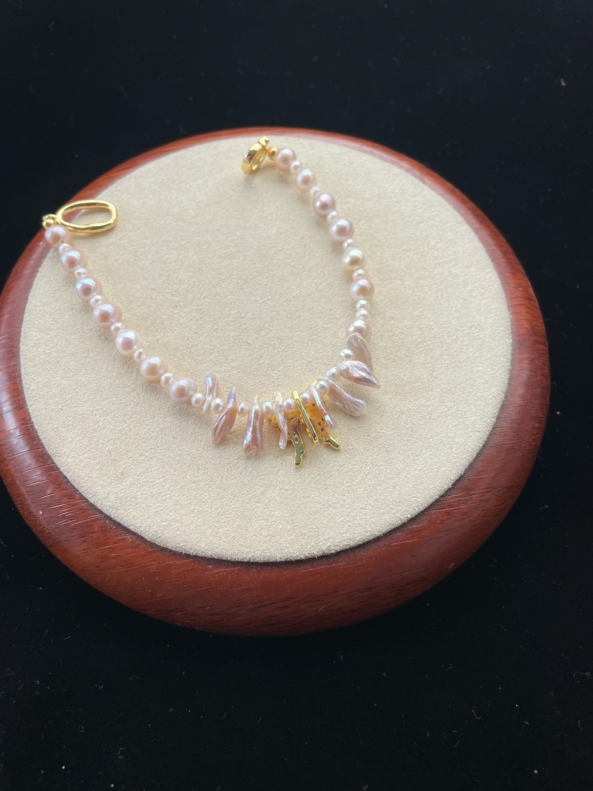 Pulseira de Pérolas Naturais com Berloque de Borboleta