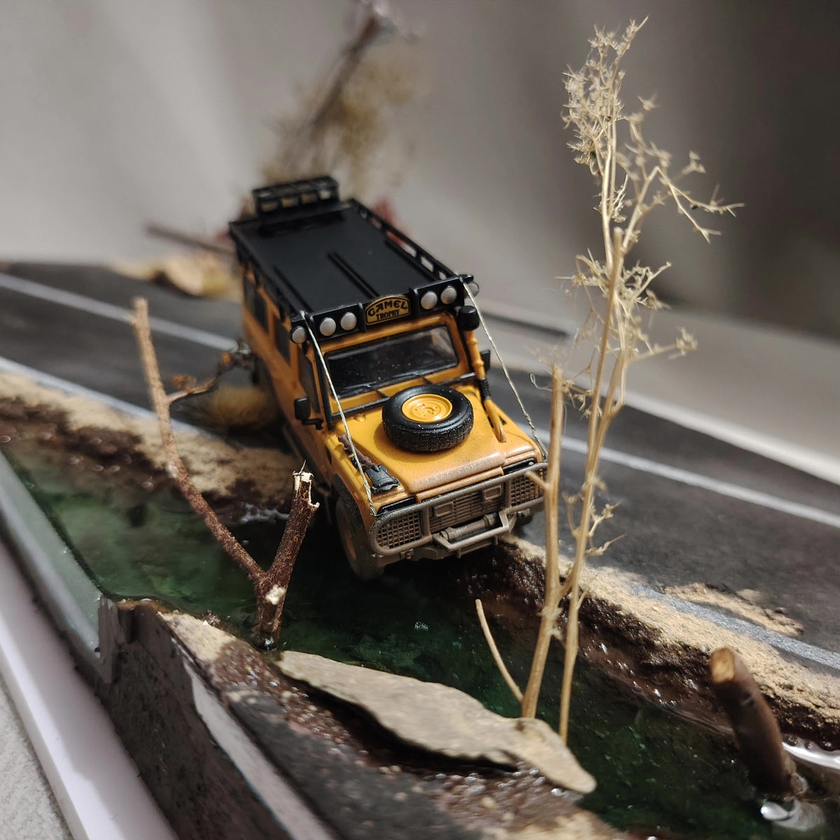1:64 Diorama-Basis: Postapokalyptische Straßenszene