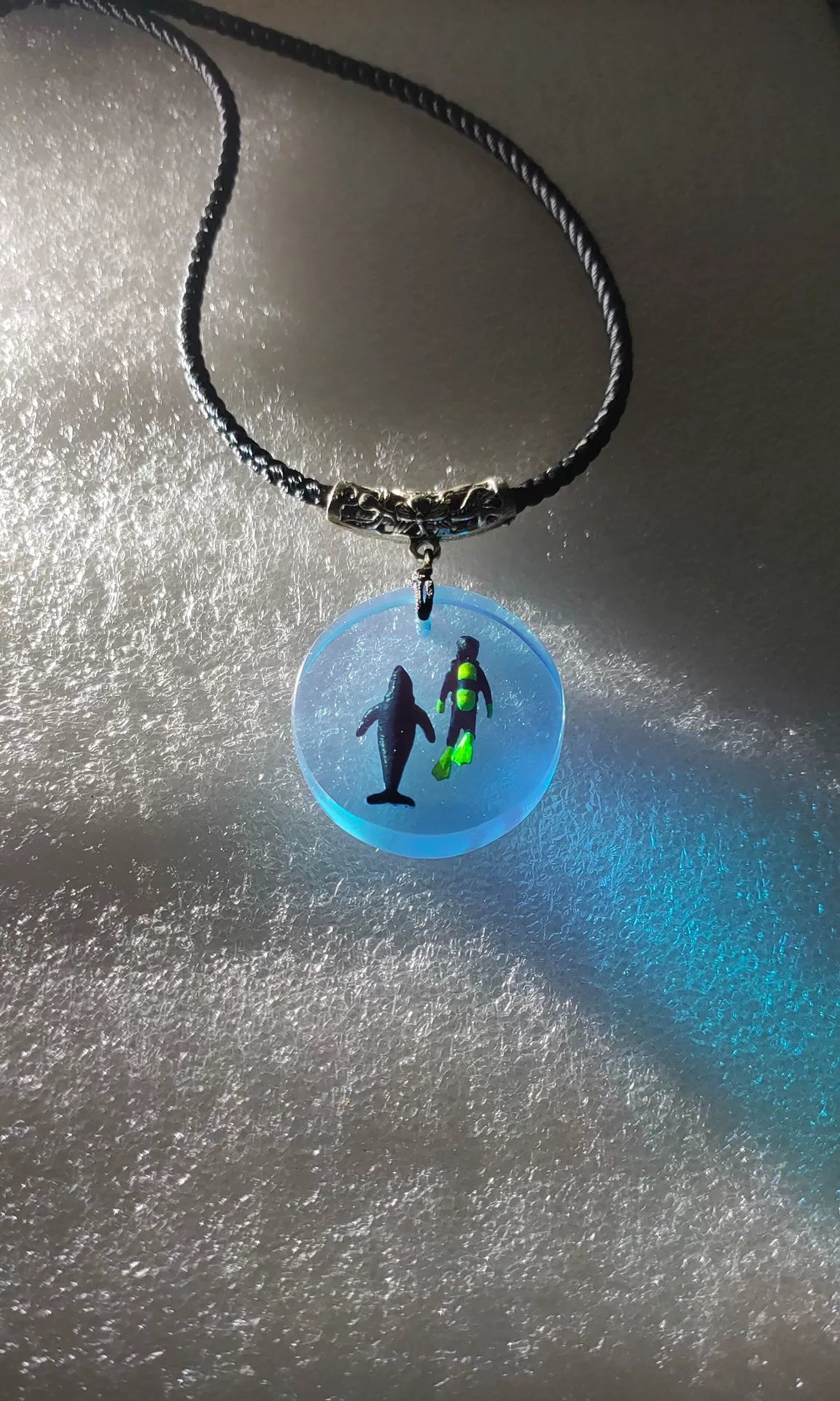 Collar con colgante de ballena y buzo azul luminoso