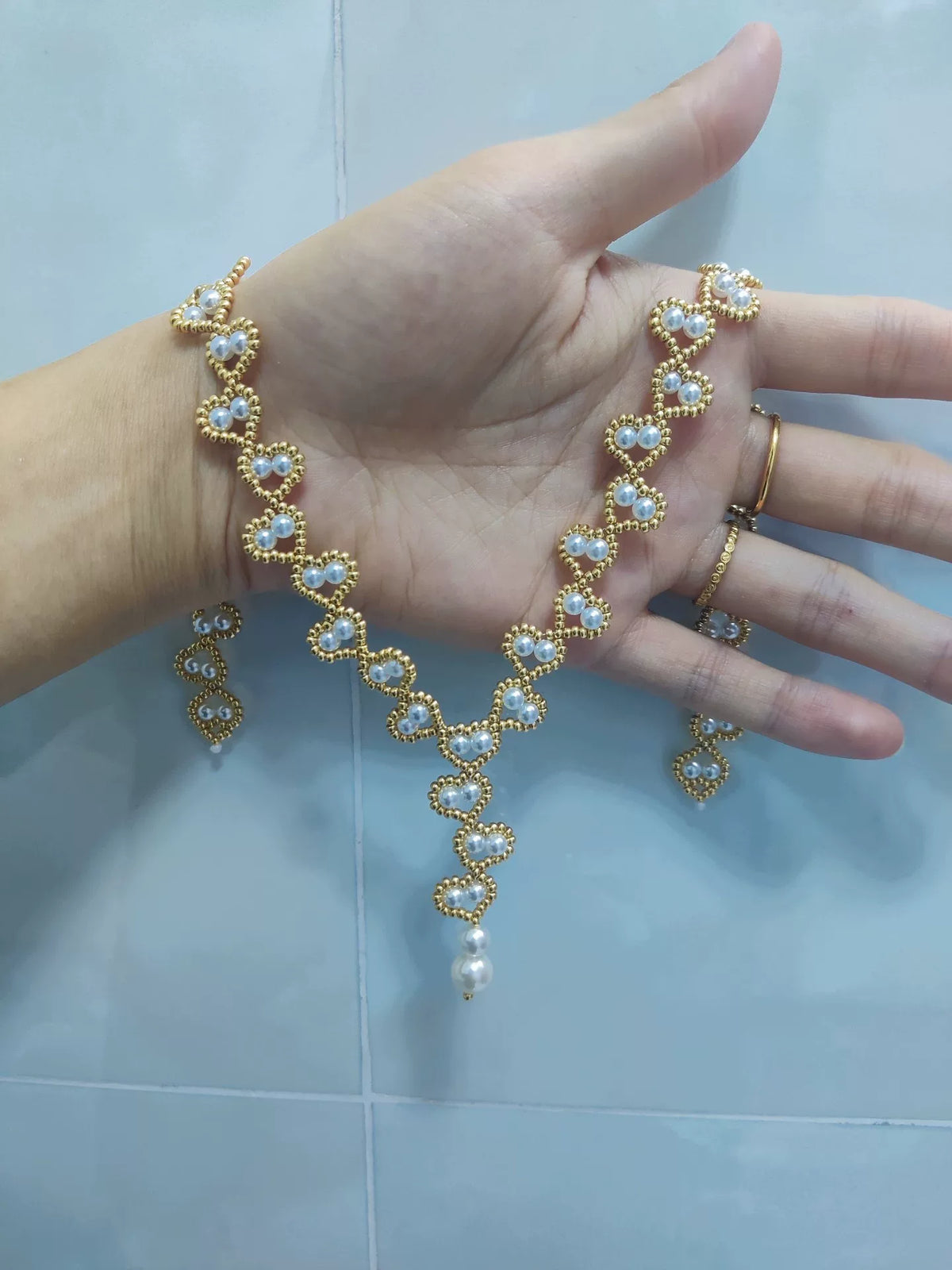 Collar de corazón con cuentas doradas y perlas hecho a mano