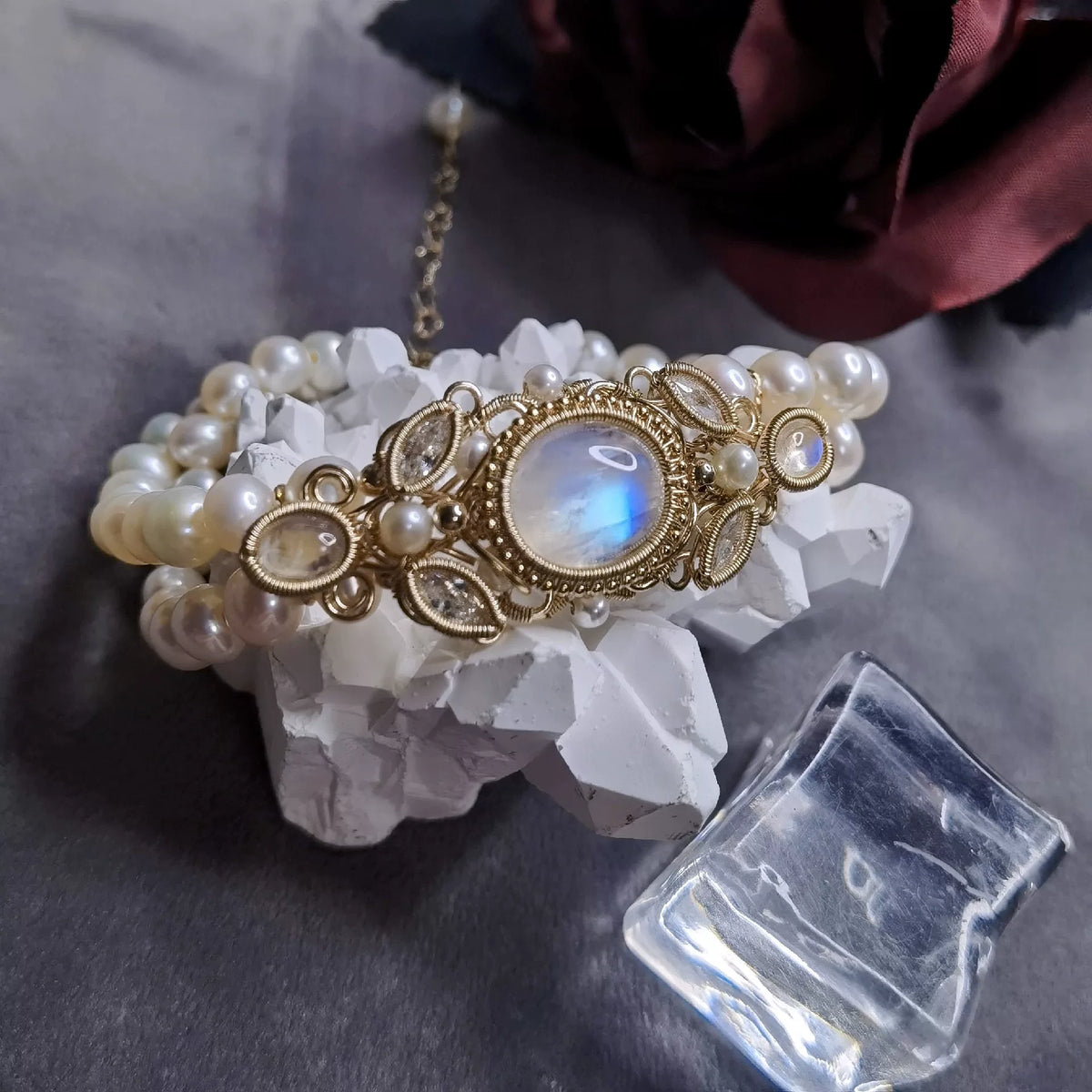Handgemaakte armband met maansteen en parels