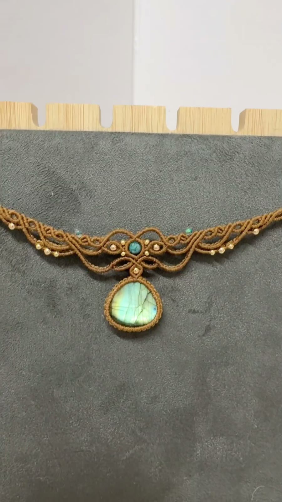 Collana Choker in Macramè con Labradorite