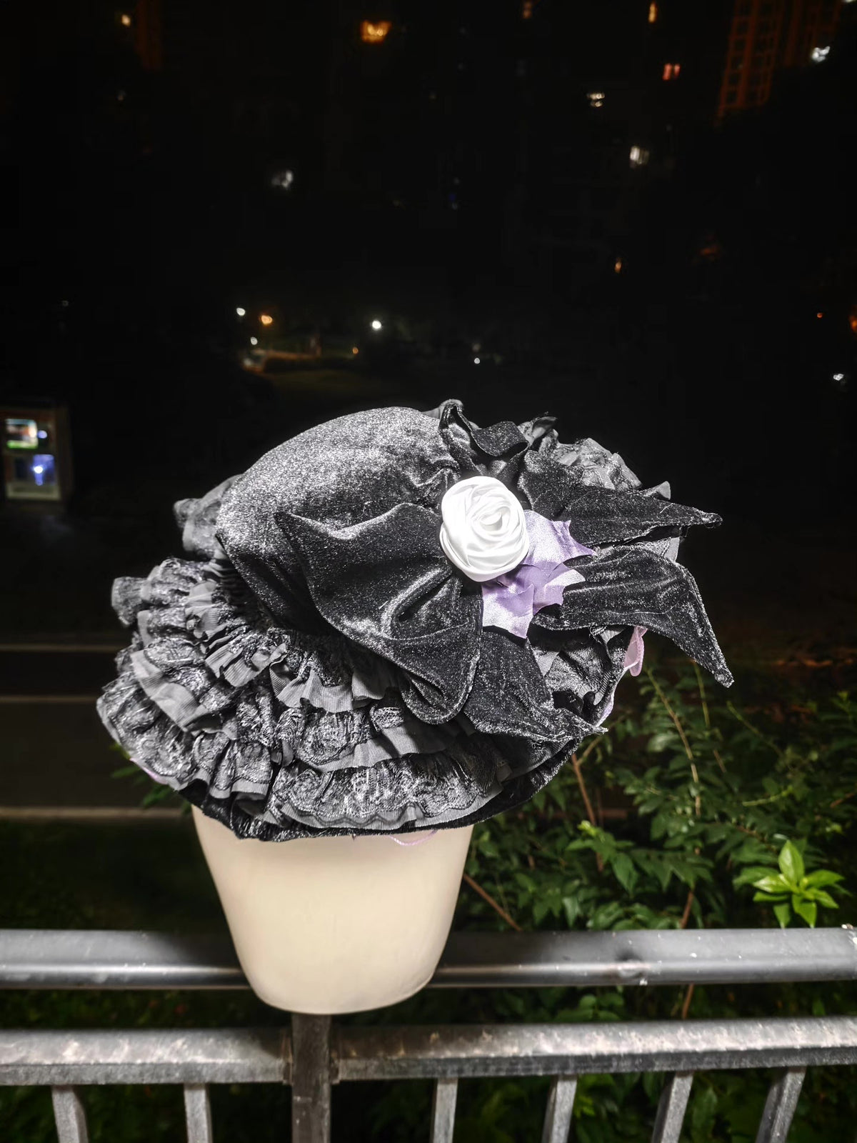 Cappello Gothic Lolita a Tesa Larga con Rosa Bianca